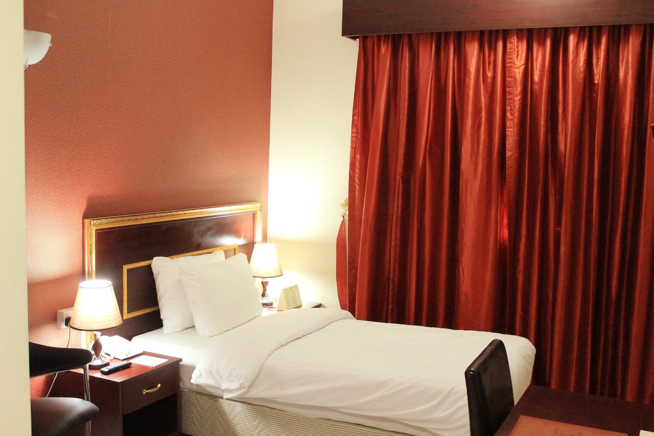 Montreal Naif Hotel Dubai Buitenkant foto