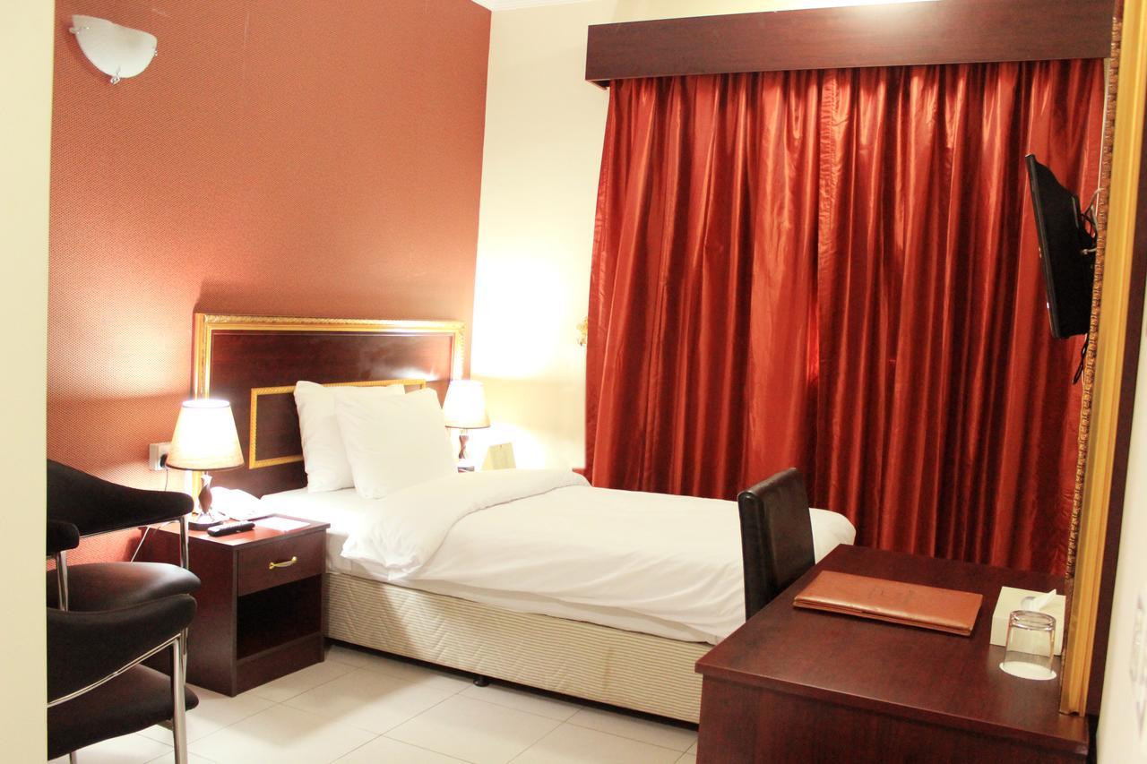 Montreal Naif Hotel Dubai Buitenkant foto